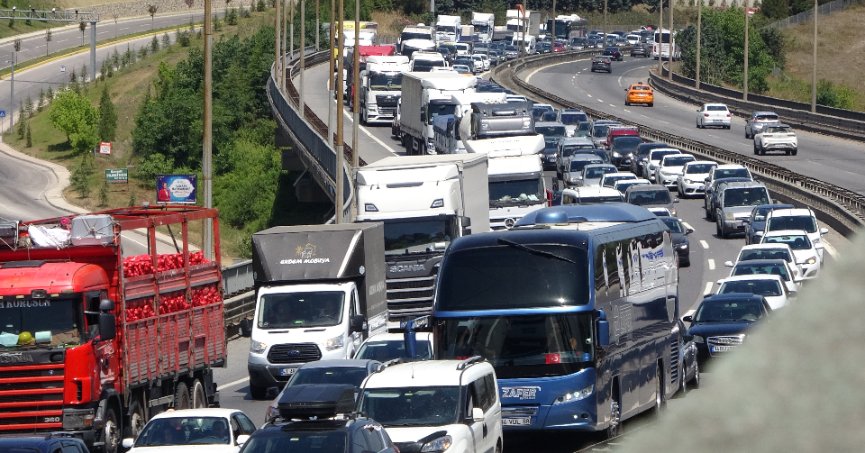 Meydana gelen kazada TEM Otoyolu'nda kilometrelerce araç kuyruğu oluştu