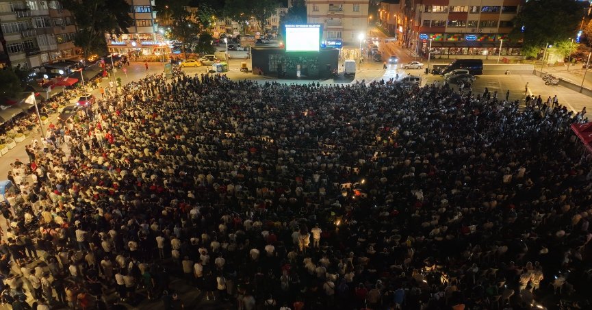Binlerce kişi tek yürek olup maçı dev ekranda izledi
