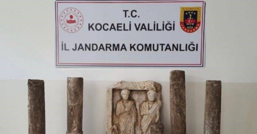 Roma dönemine ait heykel ve sütunlar evden çıktı