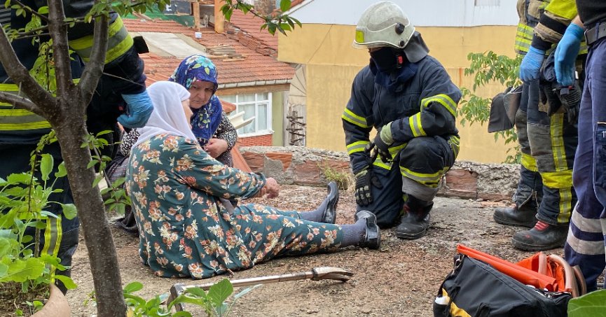 Yaşlı kadın tavukları için çıktığı çatıda mahsur kaldı