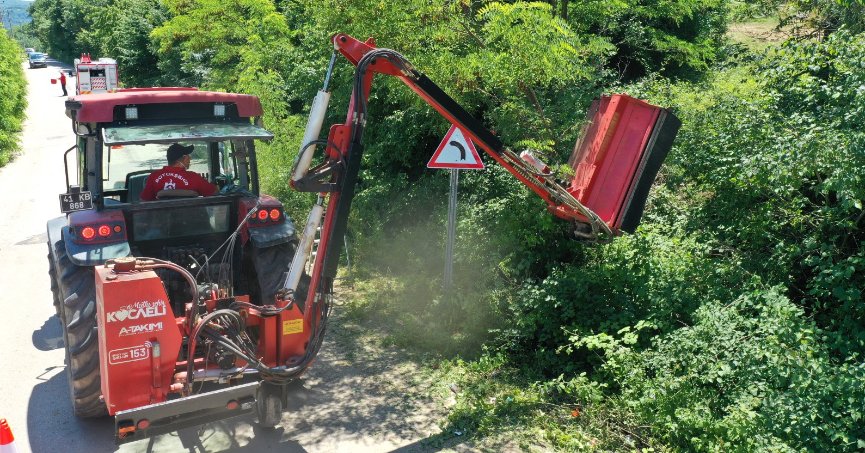 Yol kenarındaki otlar ve çalılar temizleniyor
