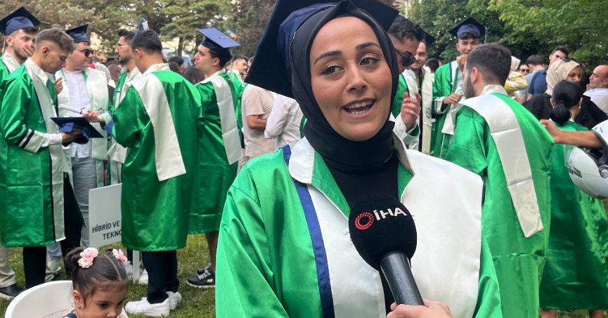 2 çocuk annesi çalıştığı üniversiteden mezun oldu