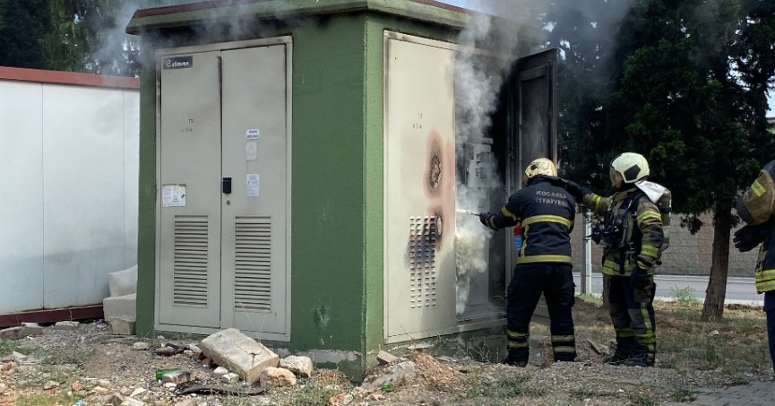 Trafoda çıkan yangın mahalleyi elektriksiz bıraktı