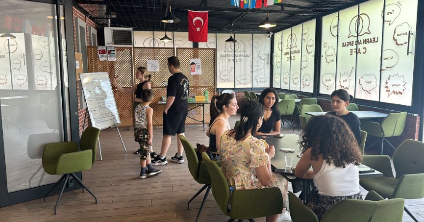 Bu kafede sadece İngilizce konuşuluyor