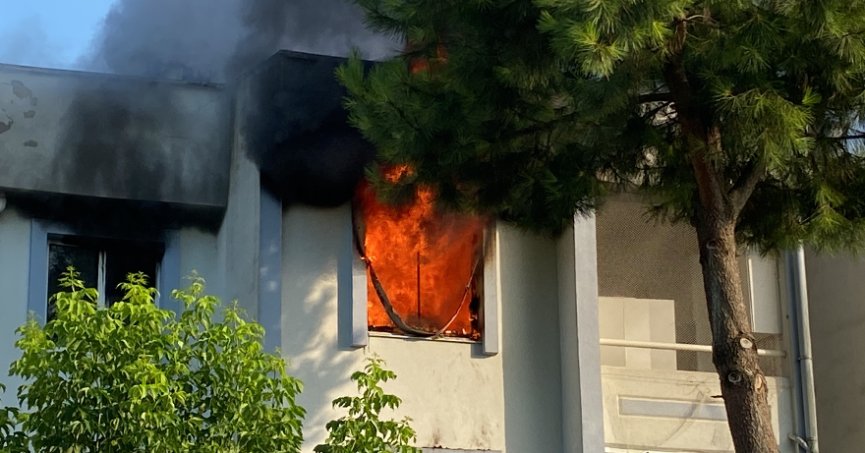 Evi alev topuna döndü: Uyuyan şahsı komşuları kurtardı