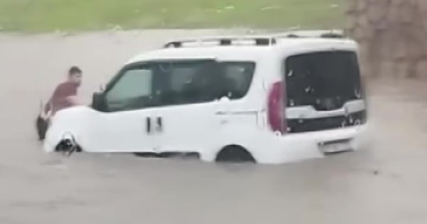 Kocaeli'de sağanak hayatı felç etti: Sürücüler mahsur kaldı