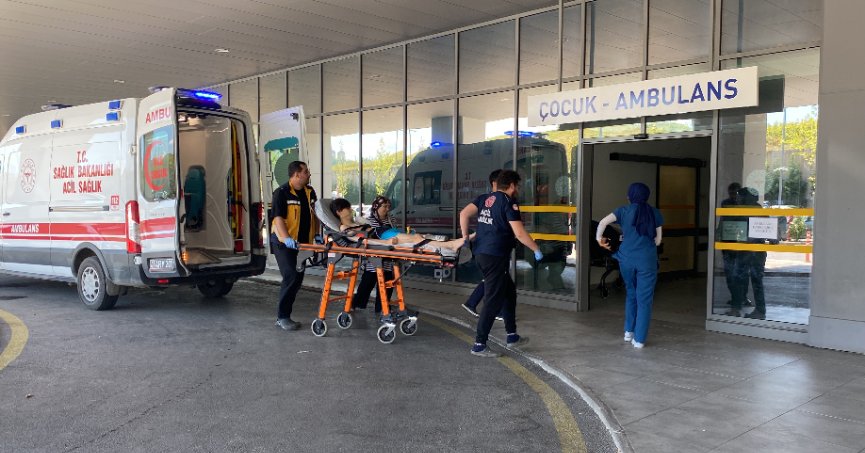 Boğulma tehlikesi geçiren 2 genç hastaneye kaldırıldı