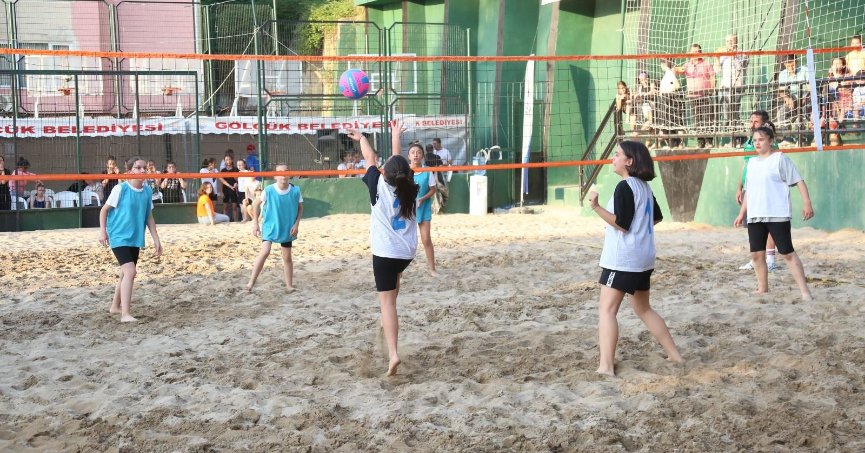 Gölcük'te plaj voleybol turnuvası heyecanı başlıyor