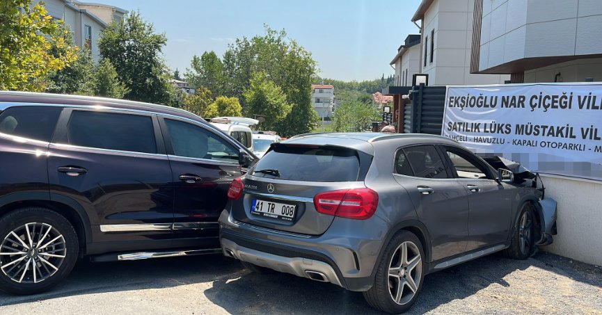 Otomobil önce cipe, ardından duvara çarptı