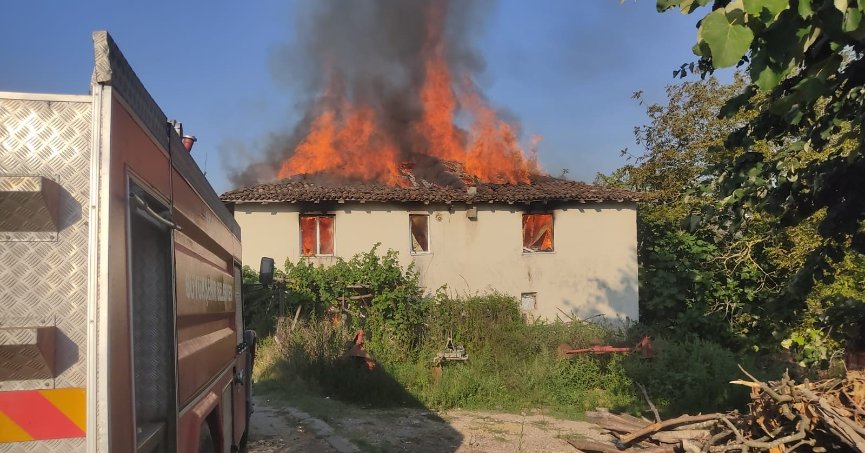 İki katlı evde yangın paniği: 1 kişi dumandan etkilendi