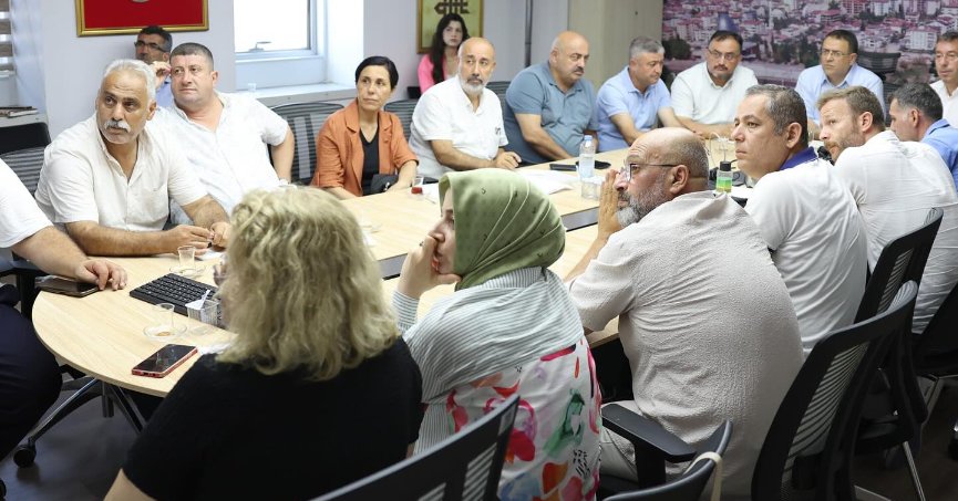 Derince’de Muhtarlarla Fiber Kablo Toplantısı