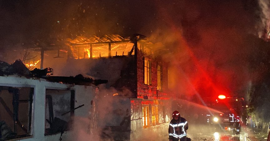 Sabaha karşı yangın paniği: İki ahşap ev kül oldu