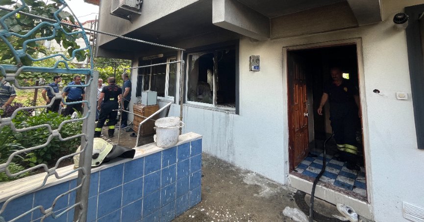 Çıkan yangında ev kullanılamaz hale geldi