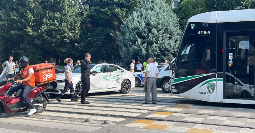 Kocaeli'de tramvay otomobile çarptı: 3 yaralı