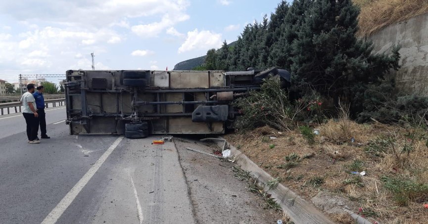 Sürücüsünün uyuduğu iddia edilen kamyon devrildi