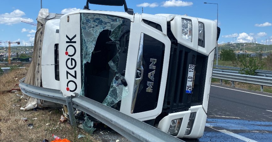 Virajı alamayan kağıt rulo yüklü tır devrildi: 1 yaralı