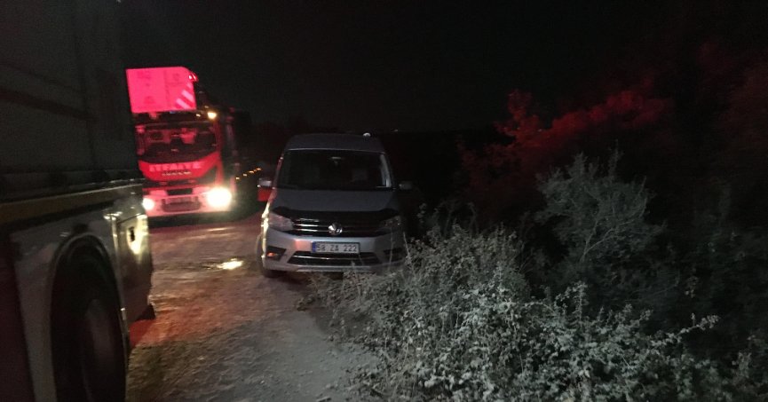 Uçurumda asılı kalan araçtan çıkmaya çalışırken 30 metre yükseklikten düştü