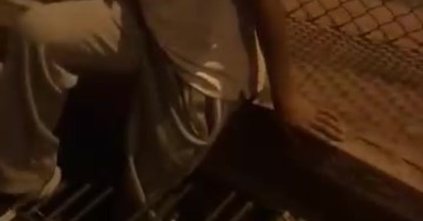 Ayağı mazgala sıkışan genci itfaiye kurtardı