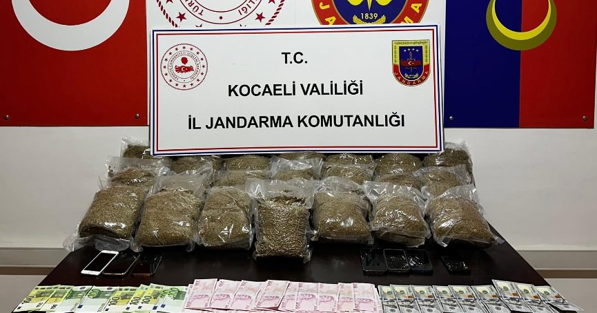 Kocaeli'de 2 araçta 23 kilo bonzai ele geçirildi