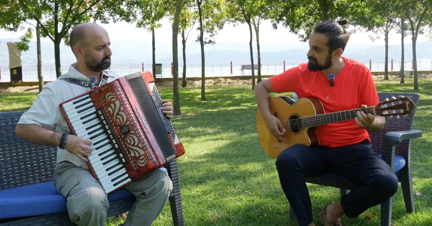 Depremin gölgesinde kalan aşk: Özlem şarkılara döküldü