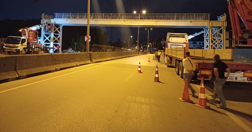 Sezai Karakoç üst geçidinde kiriş montajı tamam