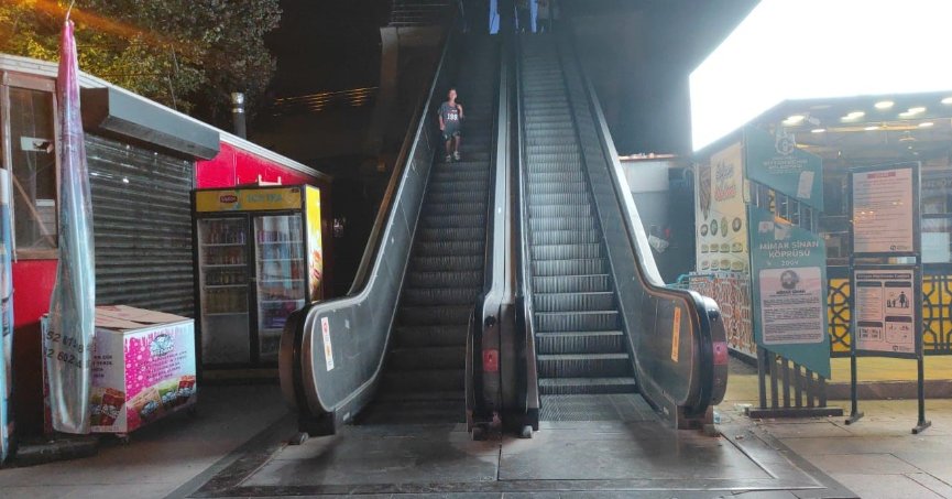 Yürüyen merdivenden kafenin çatısına düştü
