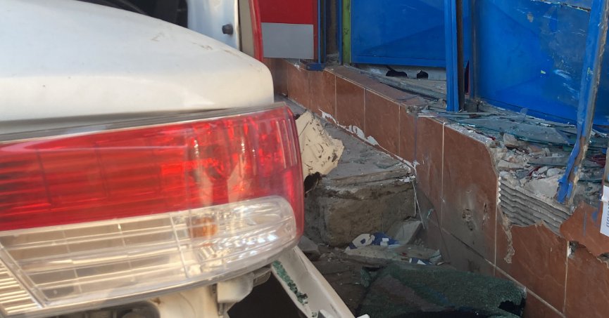 Geri manevra yapan otomobil kazaya sebep oldu