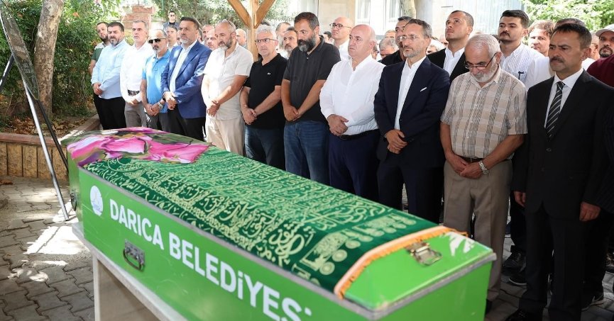 Fahrettin Altun teyzesinin cenaze törenine katıldı