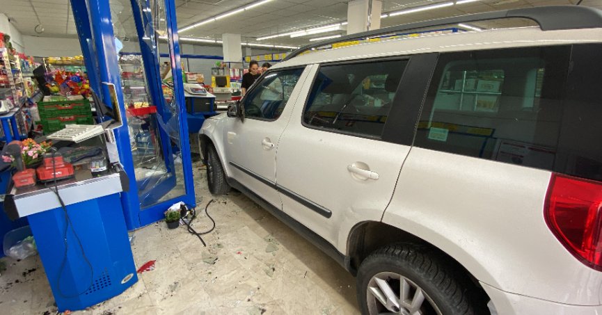 Otomobil BİM'e daldı, vatandaş çekiliş var sandı