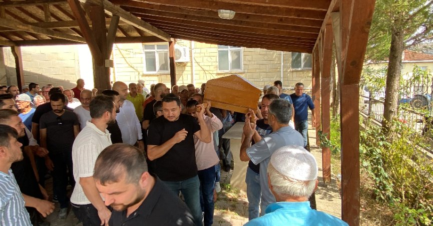 Bıçaklanmış halde evde ölü bulunmuştu, son yolculuğuna uğurlandı