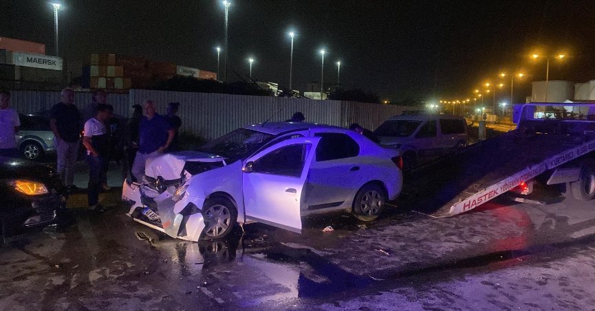 Virajı alamayan otomobil karşı şeride geçti: 5 yaralı