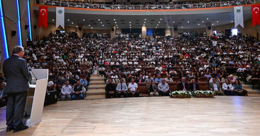 KOÜ’de ilk dersi Rektör Cantürk verdi