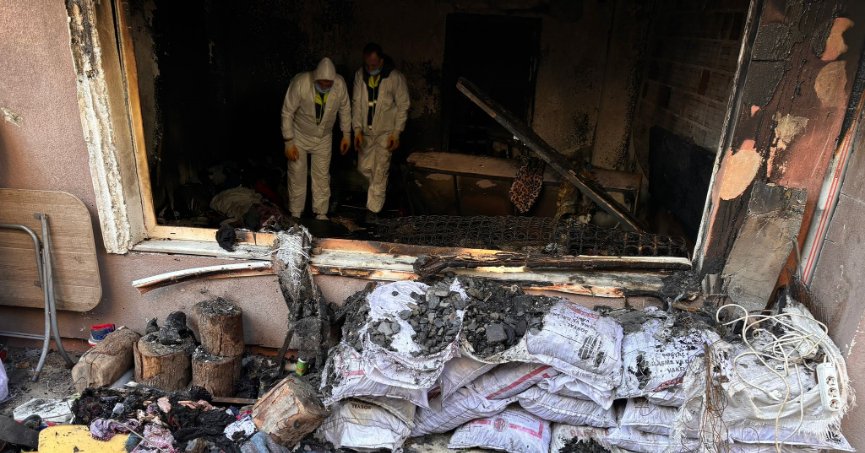 GÖLCÜK BELEDİYESİ YANGINDA HASAR GÖREN EVİ TEMİZLEDİ