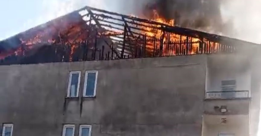 Kömürlükte çıkan yangın çatıyı sardı