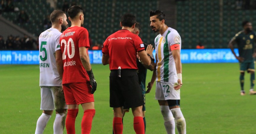 Kocaelispor - Şanlıurfaspor maçının devre arasında maça çıkmama krizi yaşandı