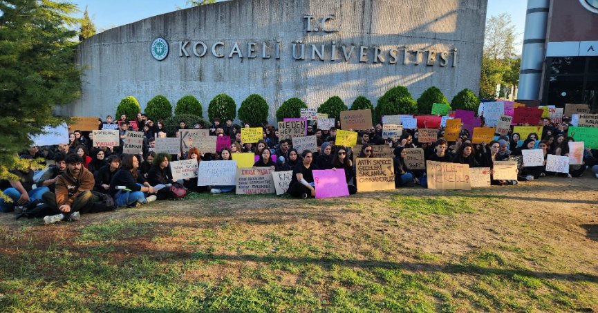 Üniversite öğrencileri, kadına şiddete karşı siyah giyindi, oturma eylemi yaptı