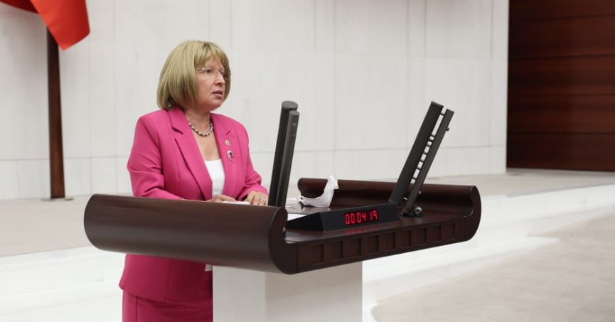 CHP'li Nurten Yontar peruğunu çıkardı, Meclis ayakta alkışladı