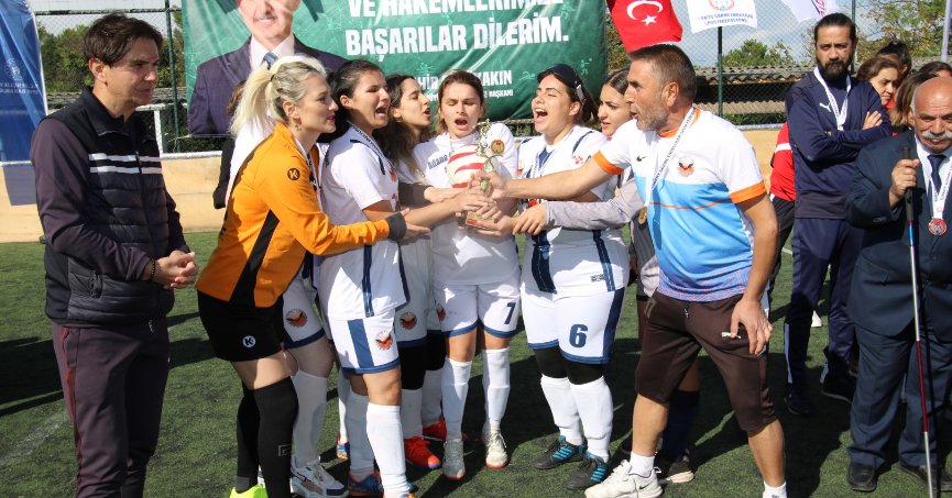 Kadınlar futbol oynarsa dünya yerinden oynar