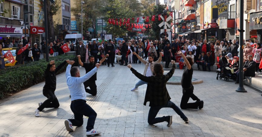 Cumhuriyet Bulvarı’nda zeybek gösterisi