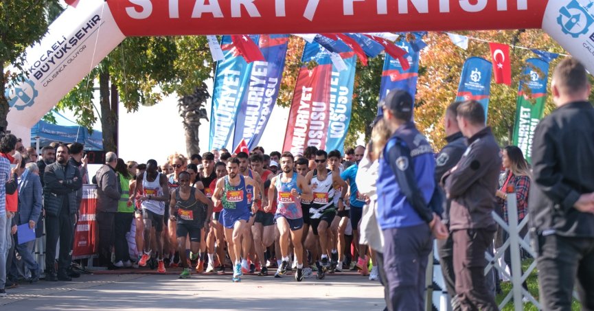 Kocaeli’de binler ‘Cumhuriyet’ aşkına koştu