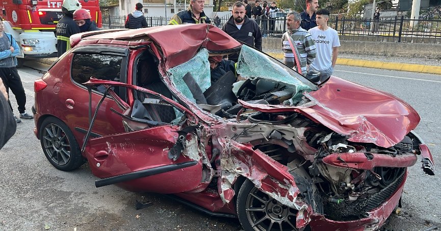 Kamyonete çarpan otomobil hurdaya döndü: 1 yaralı