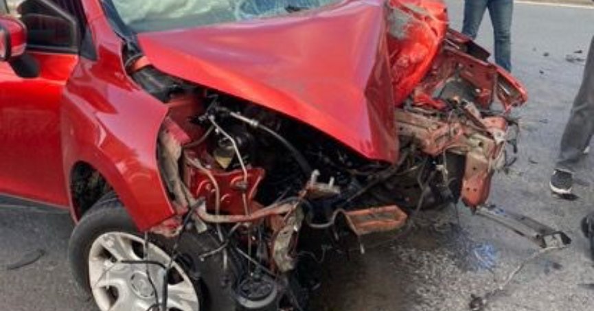 D-100'de feci kaza: Otomobilin motoru yola savruldu