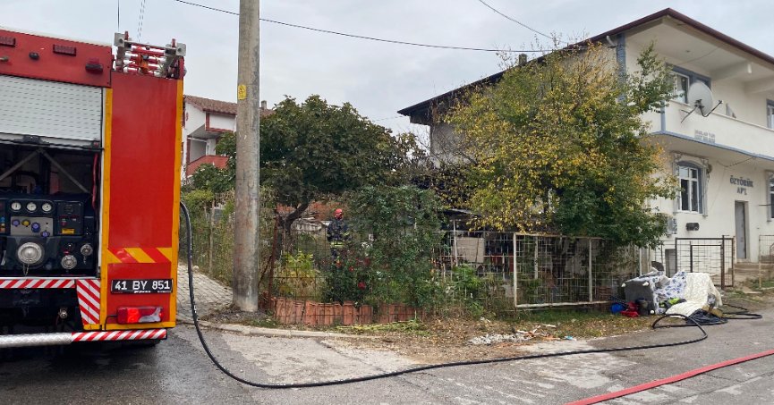 Kömür sobası evi yaktı