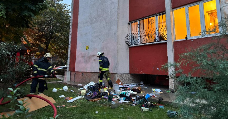 Evin balkonundaki eşyalar yandı, itfaiyenin erken müdahalesi faciayı önledi