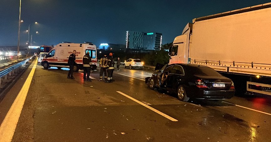 Otobanda 4 araçlı zincirleme kaza: 10 yaralı