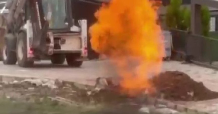 İş makinesi doğal gaz borusuna zarar verdi: Yükselen alevler korkuttu