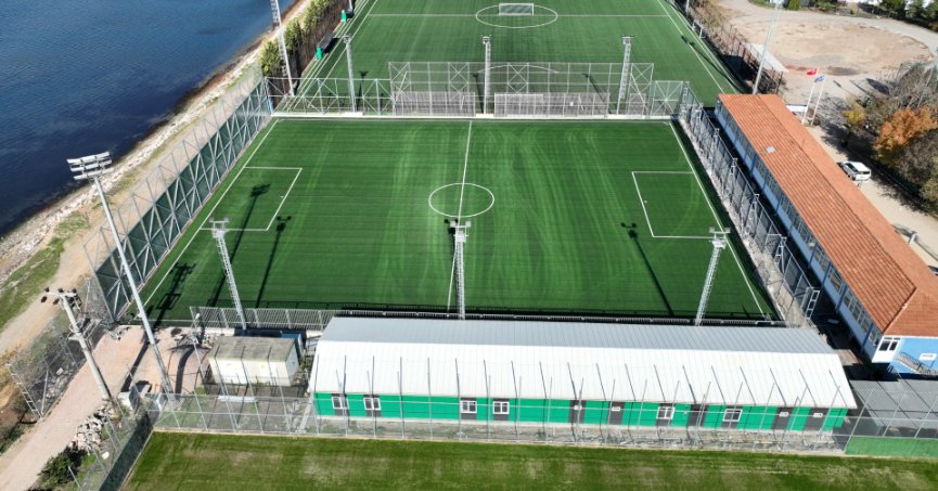 Yeni futbol sahası gün sayıyor