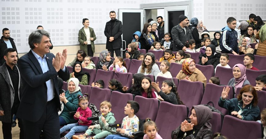 KOCAMAN MİNİKLERLE TİYATRO İZLEDİ