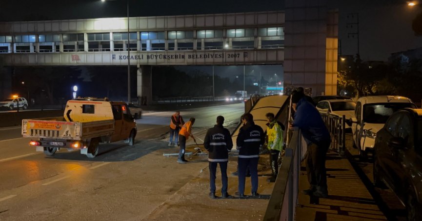 Kontrolden çıkan araç durağa daldı