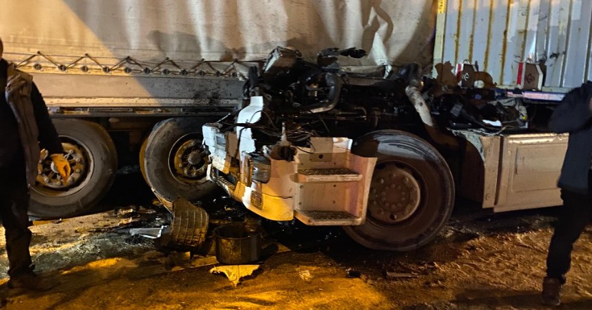 Kocaeli'de 2 tırın karıştığı kazada kupa koptu: Sürücü ağır yaralandı